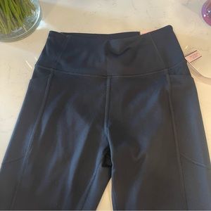 Size 6 brand new Victoria’s Secret leggings!